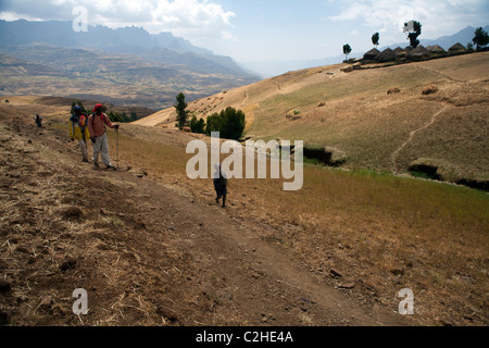 Il trekking e piccolo bambino in Simien Mountains vicino Chironomi Leba Foto Stock