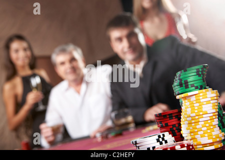 Immagine del chip diversi con persone di staking sullo sfondo Foto Stock