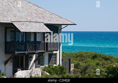 Fila anteriore vedute del Golfo del Messico sono goduto da questa casa di rosmarino Beach, Florida. Foto Stock