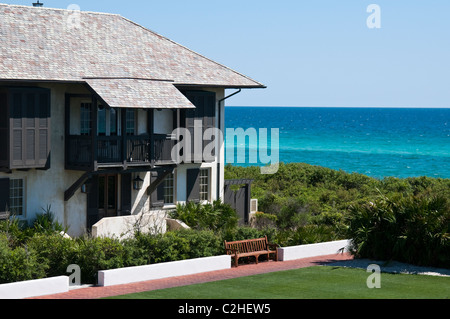 Fila anteriore vedute del Golfo del Messico sono goduto da questa casa di rosmarino Beach, Florida. Foto Stock