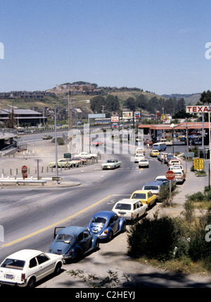 Mill Valley, California. Linea di automobili a gas durante la carenza nel 1974. © Bob Kreisel Foto Stock