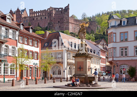 Vista del castello da Kornmarkt, Heidelberg, Baden-Wuerttemberg, Germania Foto Stock