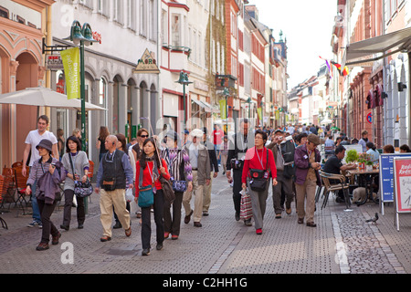 I turisti nella strada principale di Heidelberg, Baden-Wuerttemberg, Germania Foto Stock