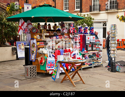 Display del negozio di souvenir,cimeli e doni di Inghilterra e Londra su una bancarella di strada in Windsor, Berkshire, Inghilterra, Regno Unito Foto Stock