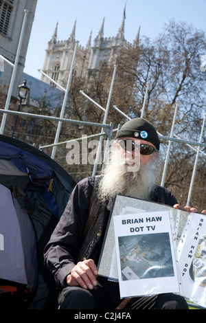 Accampamento della pace in piazza del Parlamento, Londra: Stuart la barba in piedi per uno stato di malessere Brian Haw Foto Stock