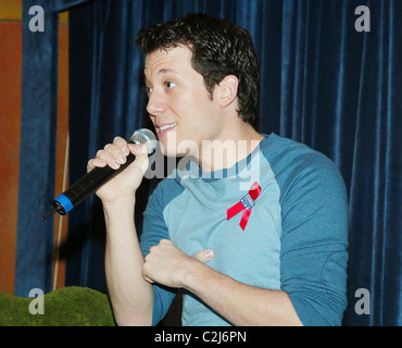 Giovanni Tartaglia nel-l'aspetto del negozio con Johnny e radice dal Disney TV show "Johnny & la sprite" tenutasi presso il Disney Store Foto Stock