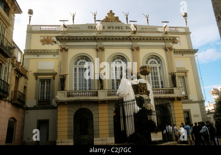 I turisti in coda per entrare il Salvador Dali Teatro Museo Dalã a Figueres, Spagna Foto Stock