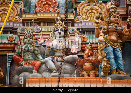 Divinità indù al Sri Muthumariamman Thevasthaman tempio a Matale nello Sri Lanka Foto Stock