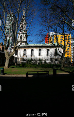 St Giles Church in piedi nella parte anteriore del punto di centro e Central St Giles sviluppo, St Giles, London, Regno Unito Foto Stock