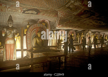 Statue di Buddha all'interno di Dambulla tempio nella grotta complesso in Sri Lanka Foto Stock