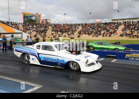 Australiano leader Top Doorslammer drag racer, Robin Judd, linee il suo Studebaker sovralimentato basato su vettura da gara al drag strip Foto Stock