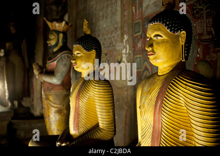 Statue di Buddha all'interno di Dambulla tempio nella grotta complesso in Sri Lanka Foto Stock