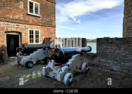 Due grandi cannoni sulla parete del Castello Upnor sul fiume Medway nel Kent REGNO UNITO.. Foto Stock