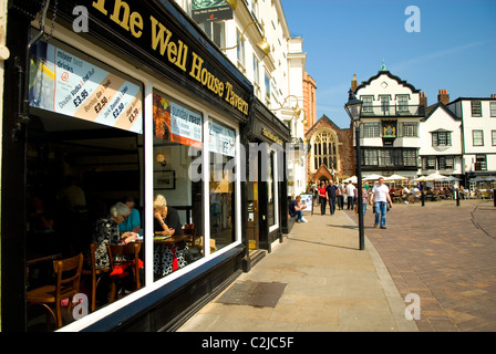 Exeter Cathedral Yard mostra il Well House Tavern, le persone che si godono il pranzo e Mol's Coffee House. Foto Stock