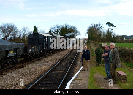 Treno spotter guardando motore a vapore a Dunster ferroviarie, West Somerset, Inghilterra Regno Unito 2011 Foto Stock