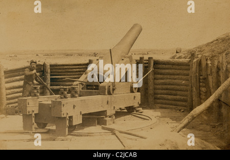 Pistola ribelle davanti a 'Fort l'Inferno", Aprile 1865 Foto Stock