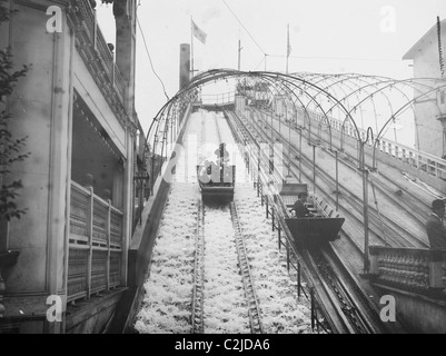 Waterslide enthusiast scorre su binari di Coney Island Amusement Park Foto Stock