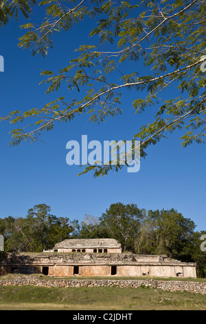 Palazzo ornato (El Palacio) presso le rovine Maya di Labna lungo la rotta Puuc nella penisola dello Yucatan, Messico. Foto Stock