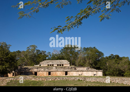 Palazzo ornato (El Palacio) presso le rovine Maya di Labna lungo la rotta Puuc nella penisola dello Yucatan, Messico. Foto Stock