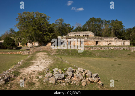 Palazzo ornato (El Palacio) e sacbe presso le rovine Maya di Labna lungo la rotta Puuc nella penisola dello Yucatan, Messico. Foto Stock