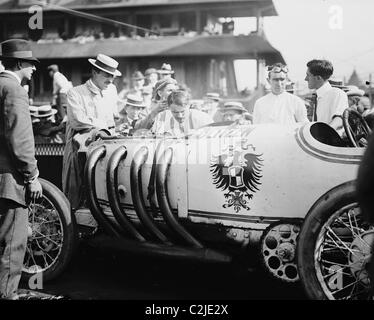 Race Driver auto Bob birmana e il suo 'Blitzen Benz. Foto Stock