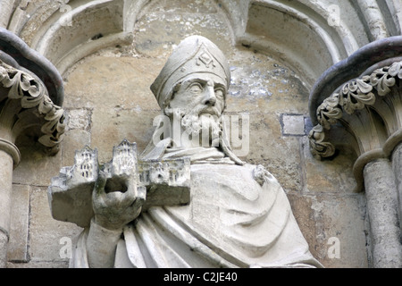 Statua del Vescovo Poore sulla facciata ovest della cattedrale di Salisbury, Wiltshire, Inghilterra, Regno Unito. Foto Stock