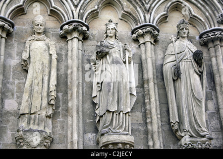Sculture sulla facciata ovest della cattedrale di Salisbury, Salisbury, Wiltshire, Inghilterra, Regno Unito Foto Stock