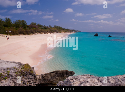 Un uomo solitario gira su un deserto South Coast Beach, Warwick Parish, Bermuda. Foto Stock