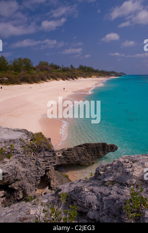 Un uomo solitario gira su un deserto South Coast Beach, Warwick Parish, Bermuda. Foto Stock