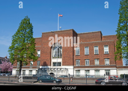 Hammersmith municipio, aperto nel 1939, ex ingresso principale visto dal Great West road, o A4, nella zona ovest di Londra, Inghilterra Foto Stock