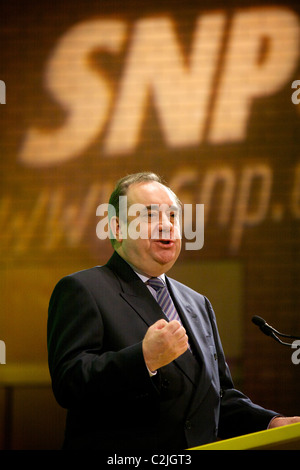 Alex Salmond lancia i SNP manifesto per il Parlamento Scozzese elezioni 2011. Foto Stock