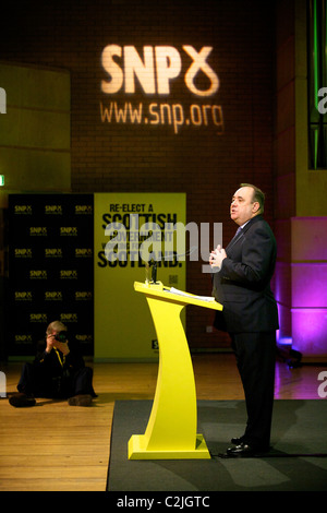 Alex Salmond lancia i SNP manifesto per il Parlamento Scozzese elezioni 2011. Foto Stock