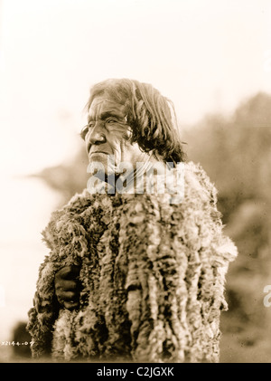 Mohave uomo che indossa 'primitivo' tunica di pelle di coniglio Foto Stock