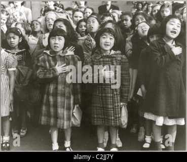 Insediamento internazionale bambini recitare giuramento di fedeltà Foto Stock