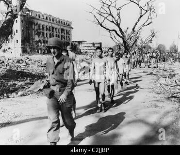 Giapponese di prigionieri di guerra essere custodita dagli americani Foto Stock