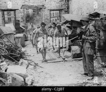 Giapponese di prigionieri di guerra essendo custodito da americani--probabilmente nelle Filippine Foto Stock