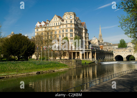 Il fiume Avon Pulteney Bridge e la ex Empire Hotel; bagno; Somerset, Inghilterra, Regno Unito. Foto Stock
