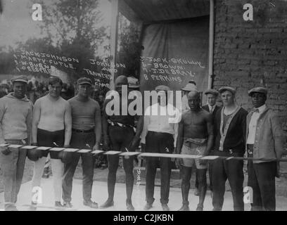 Jack Johnson & trainer in camp- Marty Cutle, W. Burns, C. Respress, Jack berretto, J. DeBray, Perkins Foto Stock