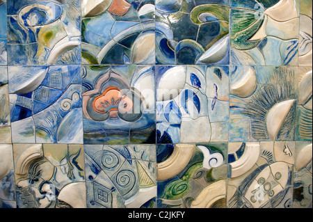 Brillantemente in ceramica vetrata murale in piastrelle a Dhoby Ghaut MRT Station, Singapore Foto Stock