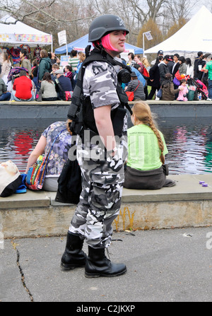 Giovane militare costume di carnevale a piedi, Philadelphia, Pennsylvania, STATI UNITI D'AMERICA Foto Stock