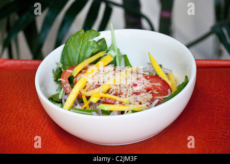 Mango su una insalata a La Mulata ristorante della città vecchia, Cartagena, Colombia Foto Stock