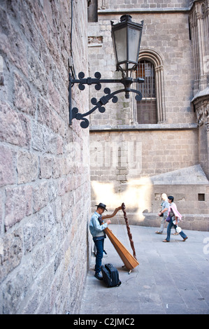 Il suonatore d'arpa di eseguire nelle strade del quartiere Gotico di Barcellona, Spagna Foto Stock