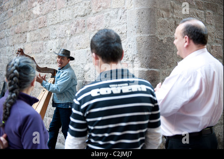 Il suonatore d'arpa di eseguire nelle strade del quartiere Gotico di Barcellona, Spagna Foto Stock