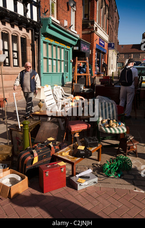 Regno Unito, Inghilterra, Staffordshire, porri, centro città, luogo di mercato, Sabato mobili di antiquariato e collezionismo mercato in corso Foto Stock