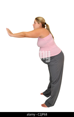 Donna incinta facendo esercizi isolati in bianco Foto Stock