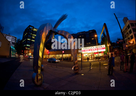 POD scultura cinetica di Peter Beeman, situato nel centro cittadino di W Burnside, attraversata da Powell città di libri di Portland, Oregon, Stati Uniti d'America Foto Stock