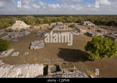 Central Plaza al Postclassic rovine Maya di Mayapan nella penisola dello Yucatan, Messico. Foto Stock