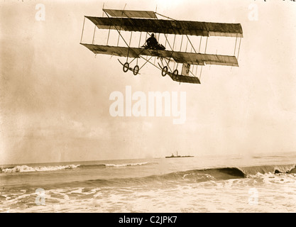 M. Van den nato volo sopra il mare. Una nave è all'orizzonte Foto Stock