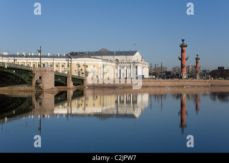 La vecchia San Pietroburgo Stock Exchange e colonne rostrale visto dal fiume Neva, San Pietroburgo, Russia. Foto Stock