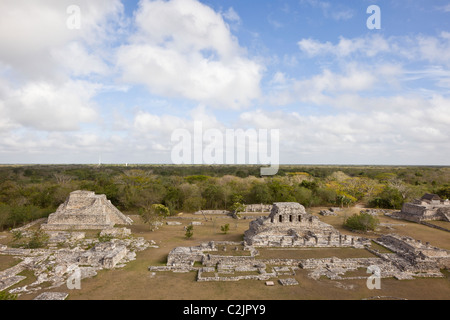 Central Plaza al Postclassic rovine Maya di Mayapan nella penisola dello Yucatan, Messico. Foto Stock